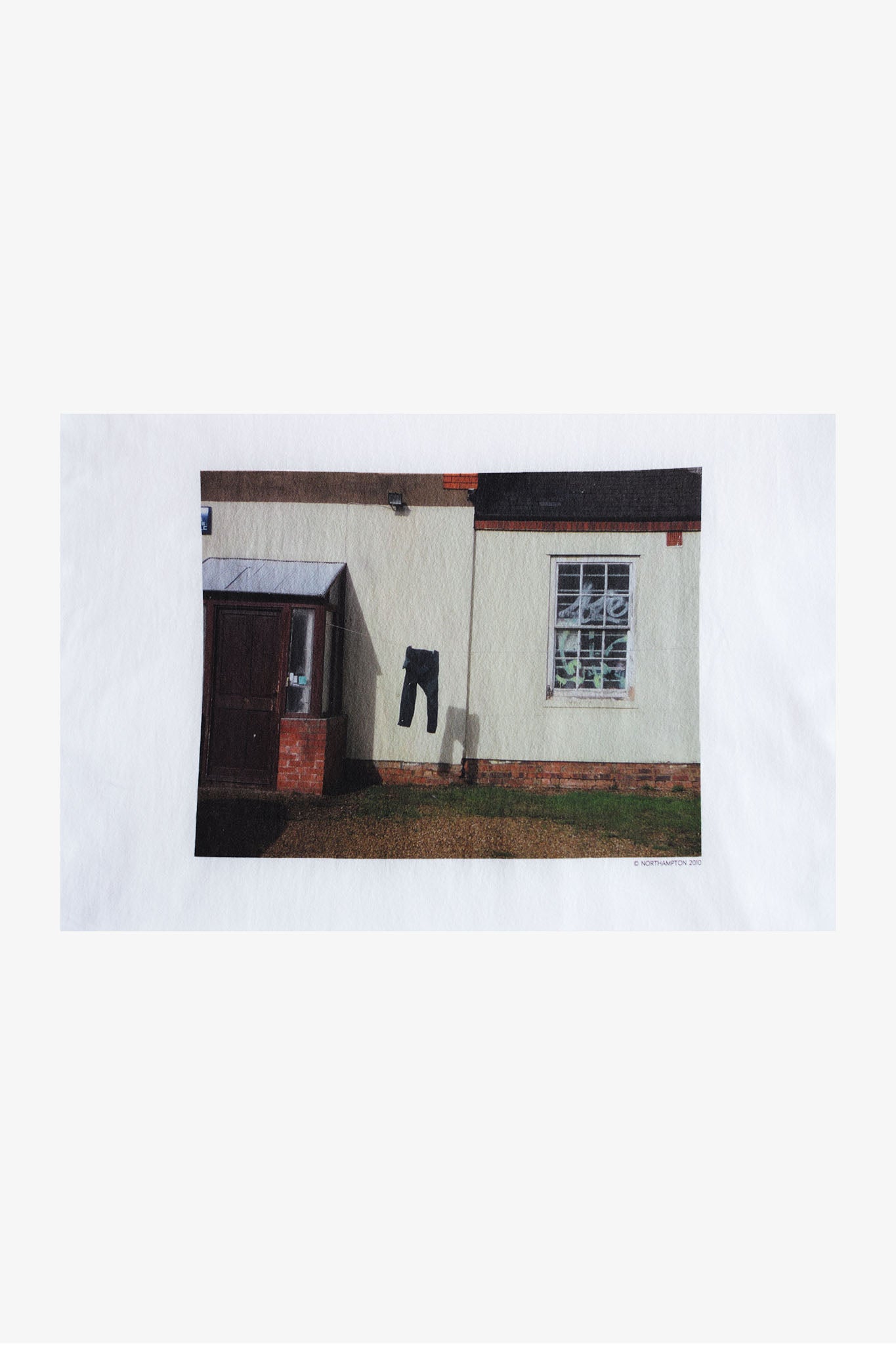 THE HUCKLEBERRY ジーンズプリントのアップ 白Tシャツ