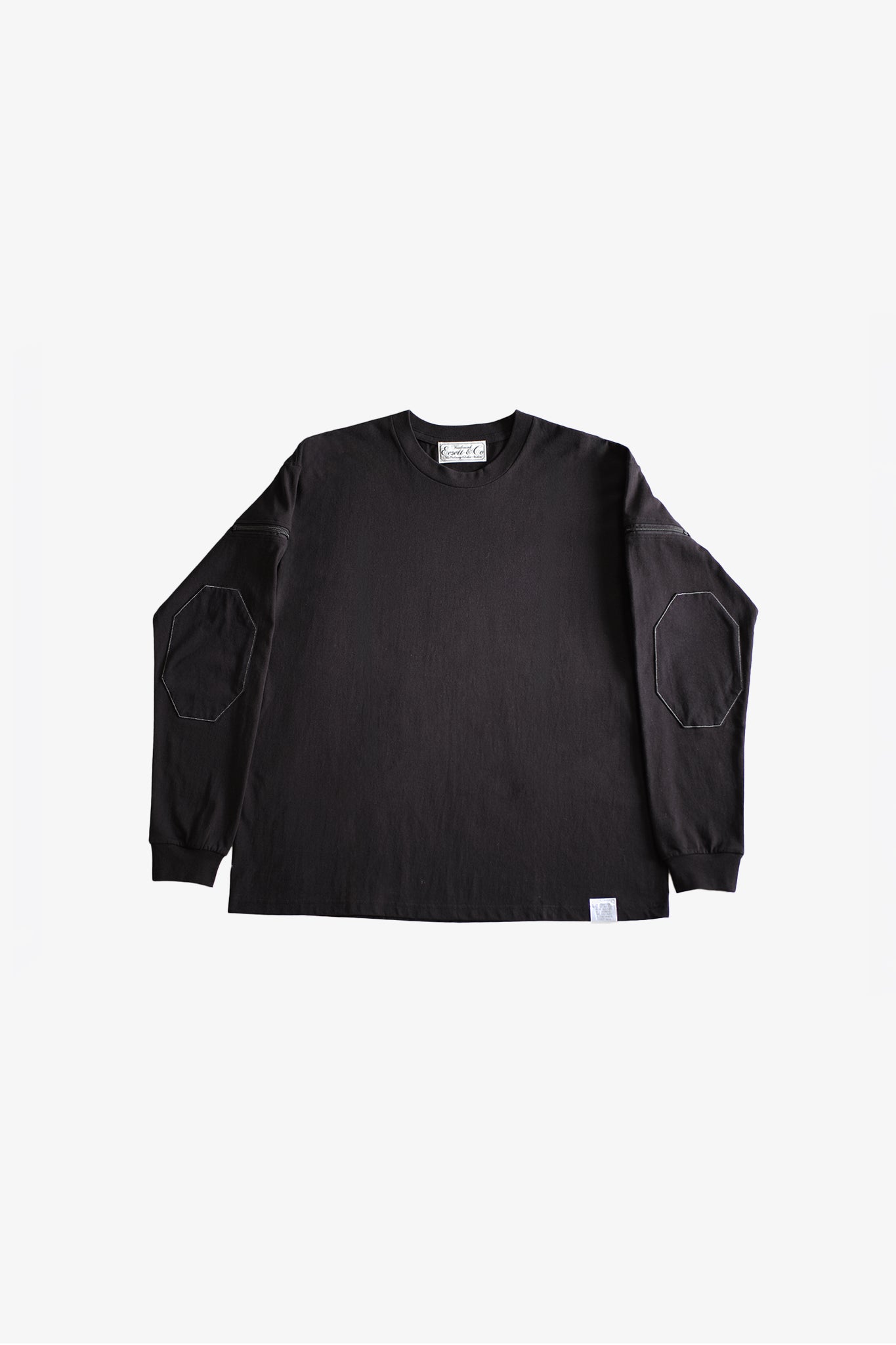 EESETT&Co 両腕に開閉可能なジップを備えているエルボーパッチ付長袖Tシャツ　黒　正面
