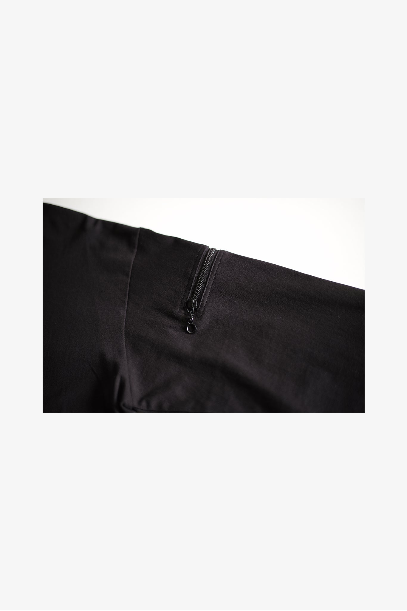 EESETT&Co 両腕に開閉可能なジップを備えているエルボーパッチ付長袖Tシャツ　黒　横からのジップのアップ