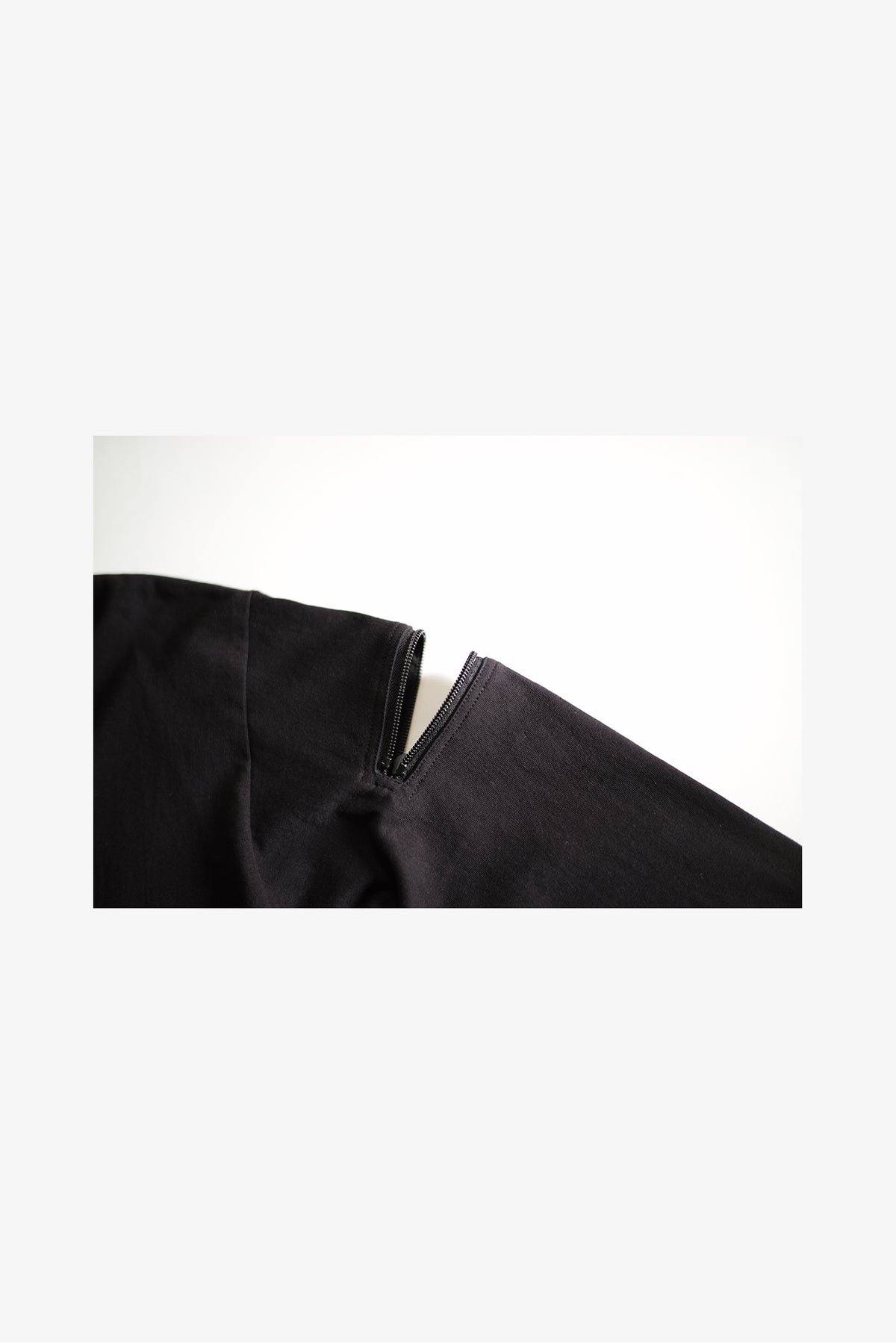 EESETT&Co 両腕に開閉可能なジップを備えているエルボーパッチ付長袖Tシャツ　黒　ジップオープン時のアップ