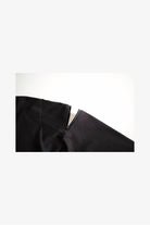 EESETT&Co 両腕に開閉可能なジップを備えているエルボーパッチ付長袖Tシャツ　黒　ジップオープン時のアップ
