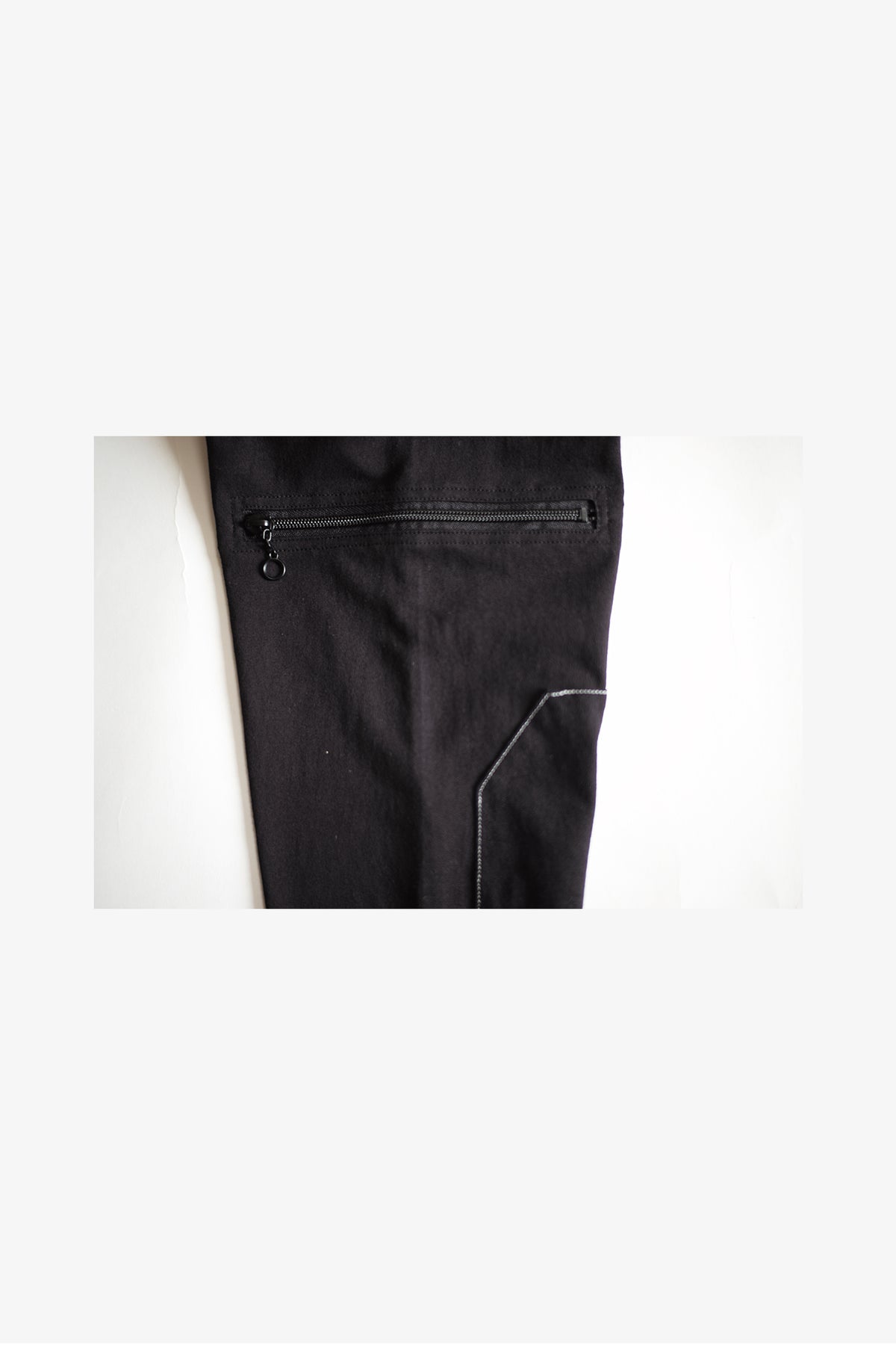 EESETT&Co 両腕に開閉可能なジップを備えているエルボーパッチ付長袖Tシャツ　黒　ジップのアップ
