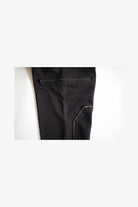 EESETT&Co 両腕に開閉可能なジップを備えているエルボーパッチ付長袖Tシャツ　黒　ジップのアップ
