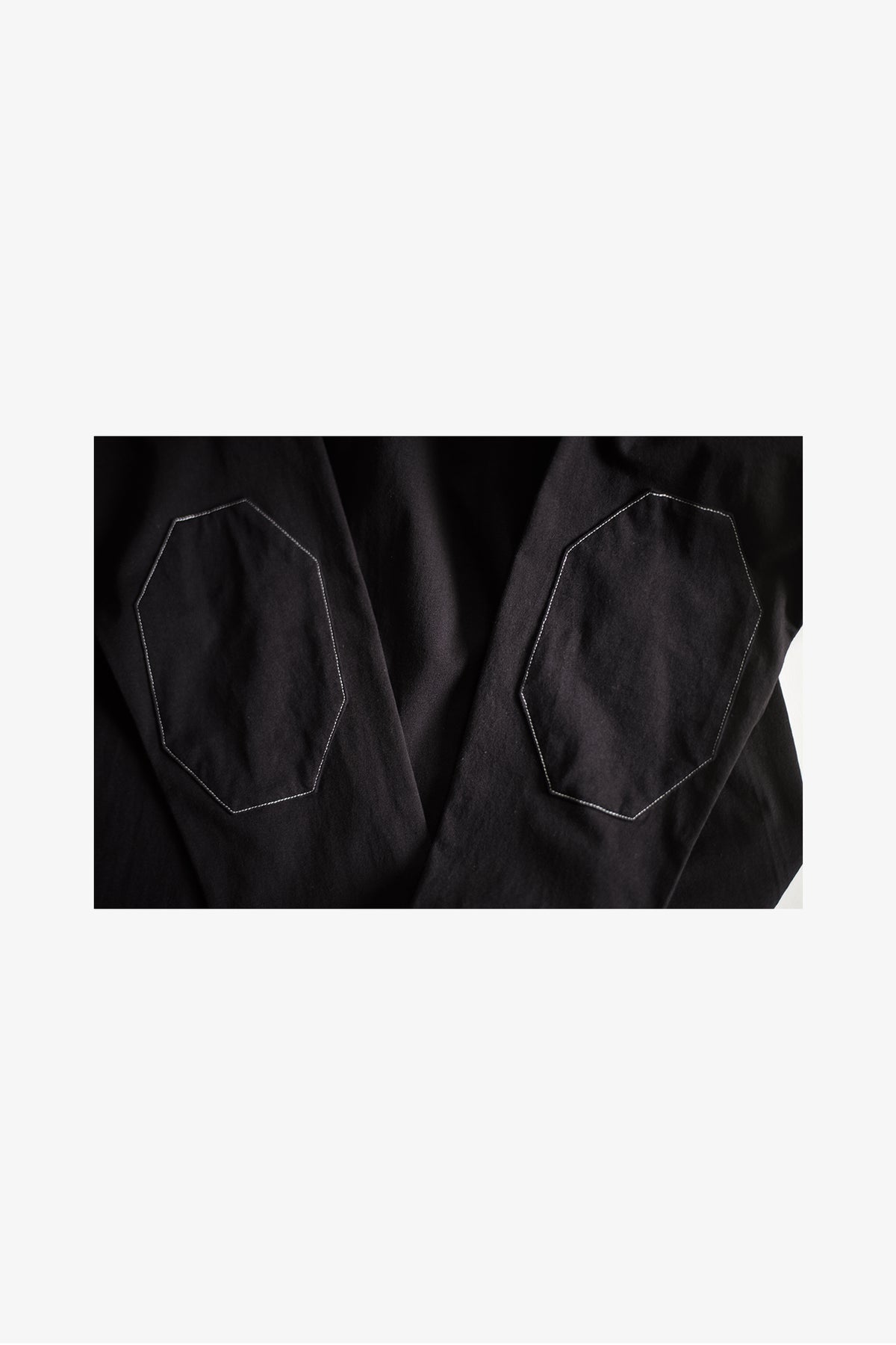 EESETT&Co 両腕に開閉可能なジップを備えているエルボーパッチ付長袖Tシャツ　黒　エルボーパッチアップ