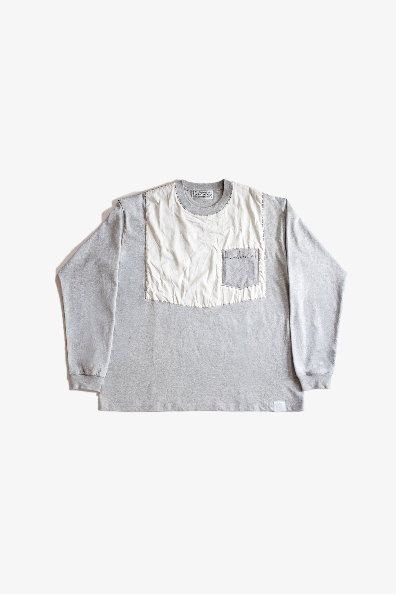 EESETT&Co コットン100％のシャツ生地を使用した胸当てに黒糸のハンドステッチ 左胸にシャツ生地のポケット 正面 グレー