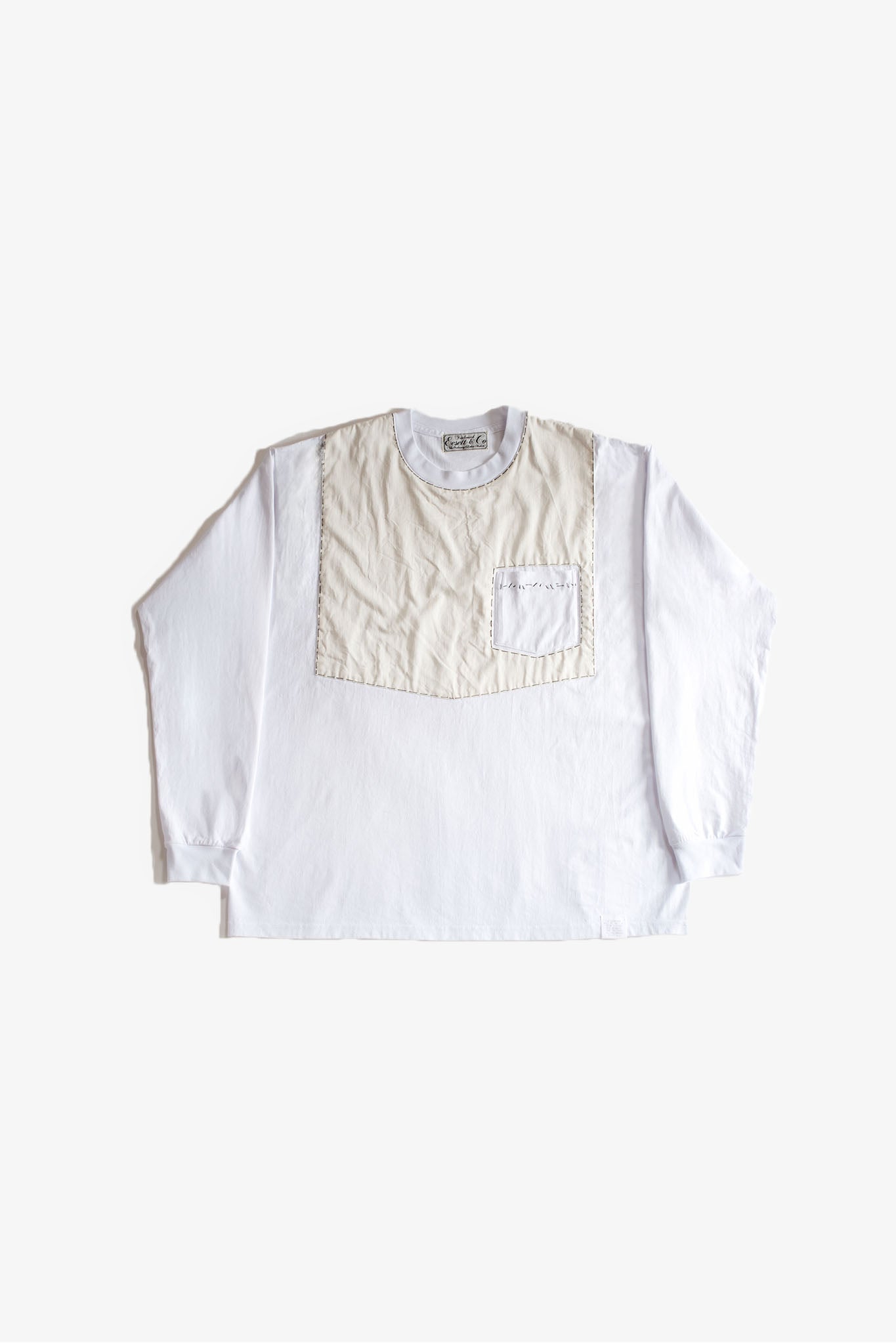 EESETT&Co コットン100％のシャツ生地を使用した胸当てに黒糸のハンドステッチ 左胸にシャツ生地のポケット 正面 白