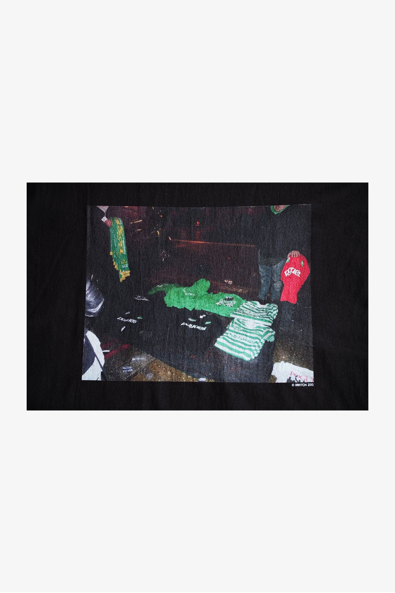 THE HUCKLEBERRY バンドの路上物販プリントのアップ 黒Tシャツ