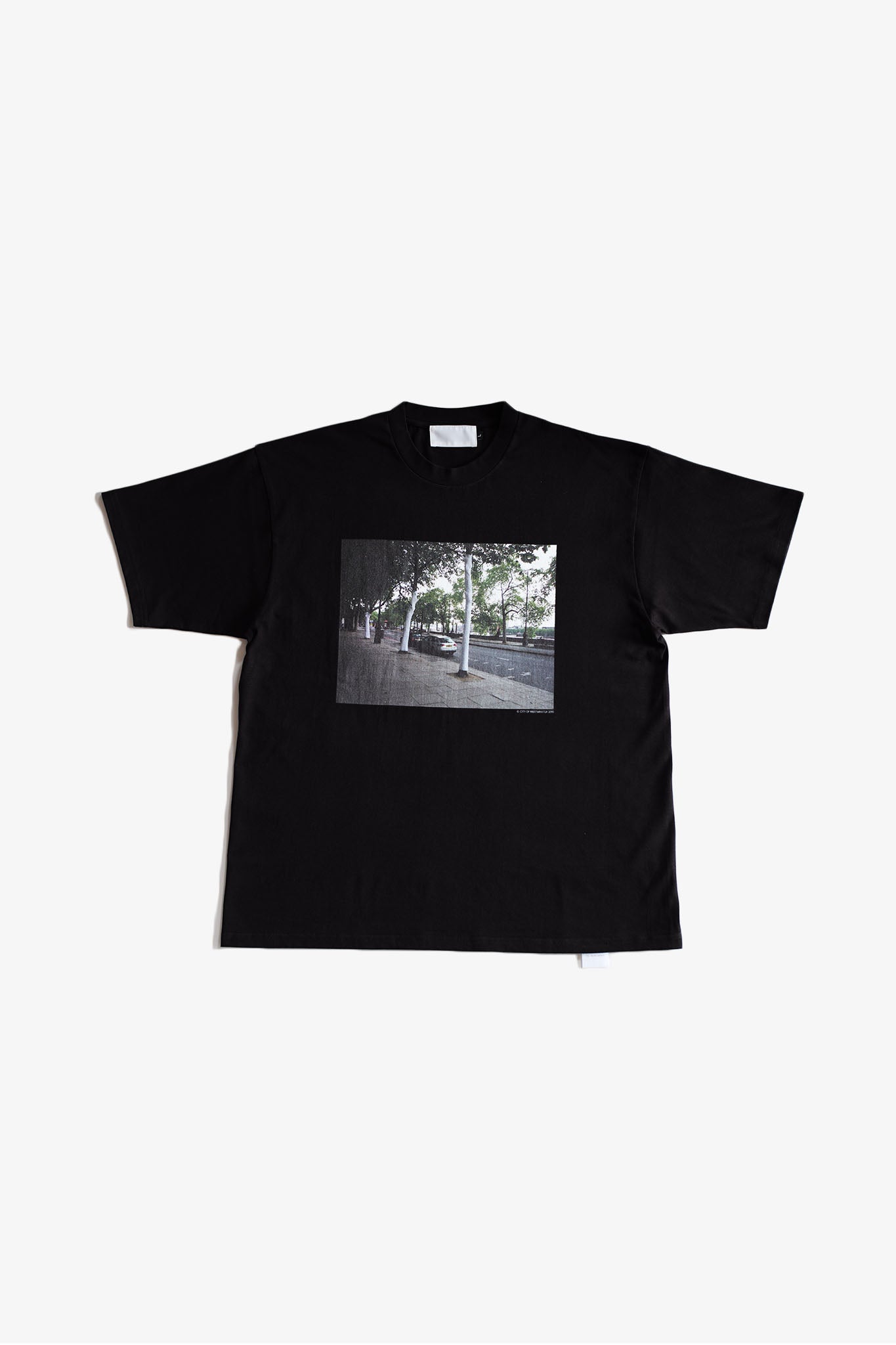 THE HUCKLEBERRY 白い布で巻かれている数本の木々 プリント 黒Tシャツ