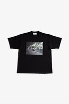 THE HUCKLEBERRY 白い布で巻かれている数本の木々 プリント 黒Tシャツ
