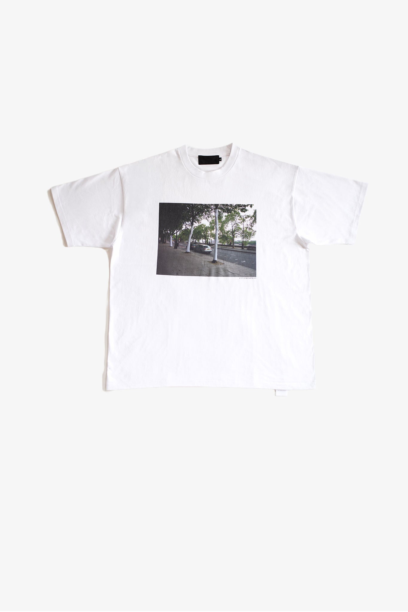 THE HUCKLEBERRY 白い布で巻かれている数本の木々 プリント 白Tシャツ