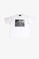 THE HUCKLEBERRY 白い布で巻かれている数本の木々 プリント 白Tシャツ