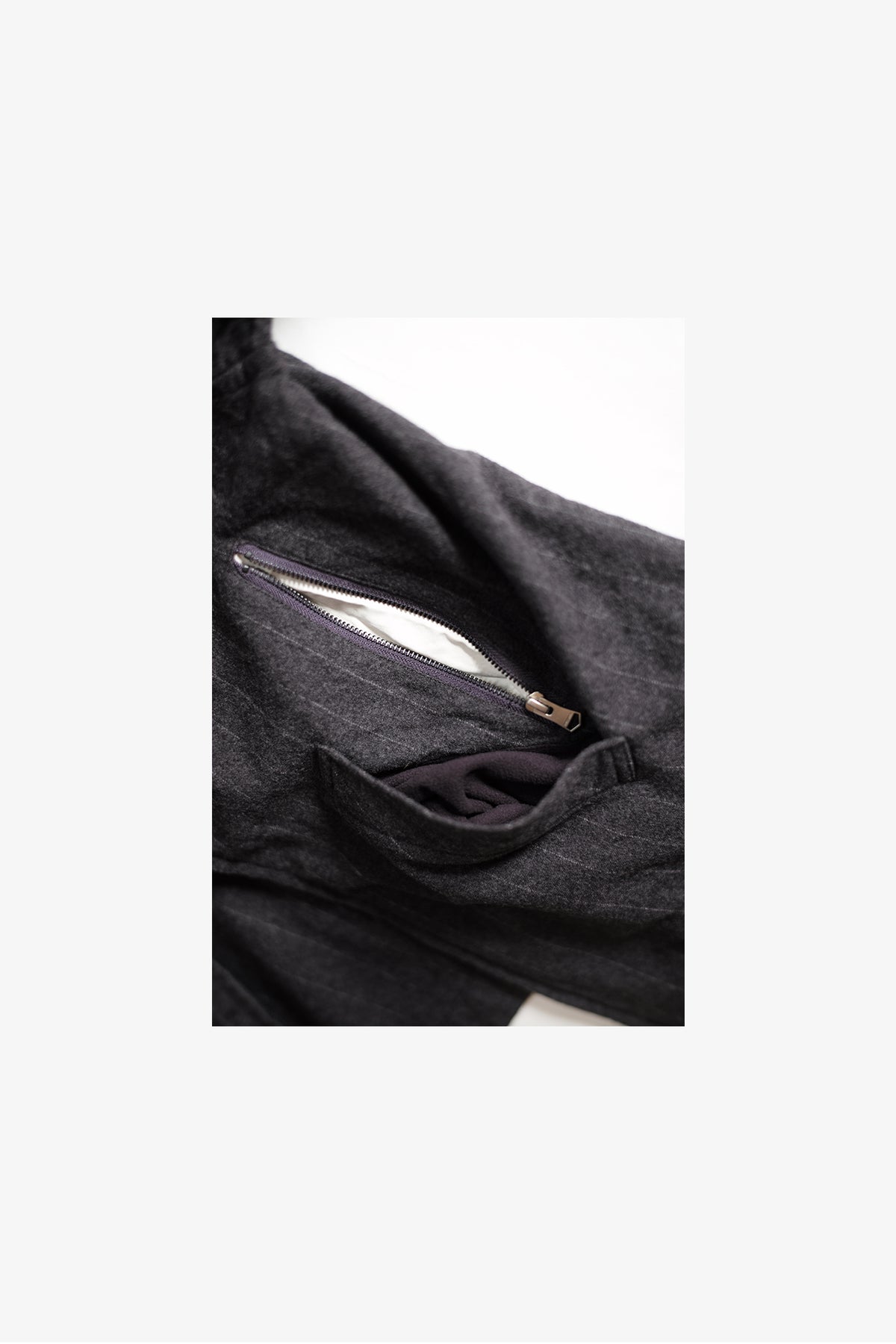 EESETT&Co 　ジップブルゾン　グレーストライプ　スラッシュポケットそばにあるジップ