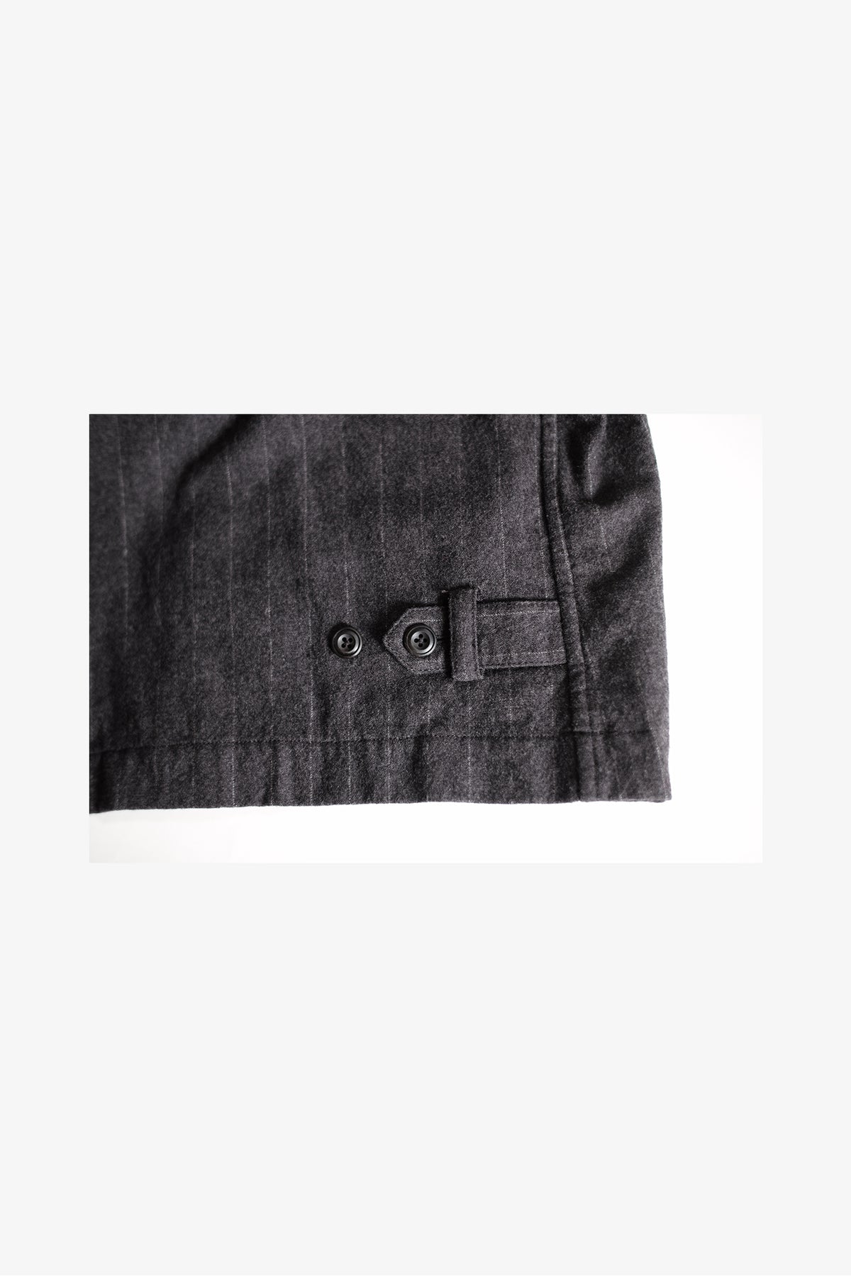 EESETT&Co 　ジップブルゾン　グレーストライプ　背面下のデザインアップ